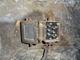 Ligne Maginot - LES AITTES CAVERNE - (Abri) - L'installation téléphonique
Boitier de raccordement pour lignes de campagne