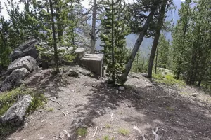 Ligne Maginot - ROCHER DE 10 HEURES 3 - (Blockhaus pour arme infanterie) - Au premier plan le blockhaus 3.
On distingue la toiture du 10 à l'arrière