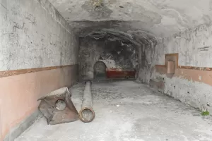 Ligne Maginot - ROCHE LA CROIX (CASERNEMENT AVANCé DE ) - (Casernement) - Casernement
Salle avec une entrée ou début de galerie au fond