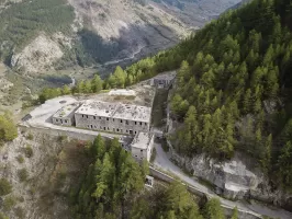 Ligne Maginot - ROCHE LA CROIX - ROC - (Ouvrage d'artillerie) - Vue d'ensemble 
Les trois bâtiments du 'casernement avancé' sont bien visibles: au premier plan l'infirmerie, derrière le bâtiment troupe et à gauche le pavillon des officiers.