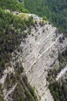Ligne Maginot - ROCHE LA CROIX (RLC) - (Ouvrage d'artillerie) - L'ouvrage vu depuis Saint Ours Haut.
Il occupe une position vertigineuse au-dessus de la falaise qui domine l'Ubayette