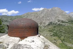 Ligne Maginot - ROCHE LA CROIX (RLC) - (Ouvrage d'artillerie) - Bloc 6
La cloche GFM  et un aperçu de la vue sur la vallée que couvrait l'observatoire