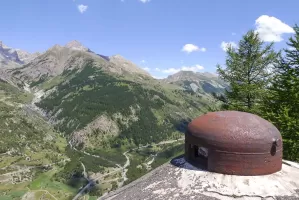 Ligne Maginot - ROCHE LA CROIX (RLC) - (Ouvrage d'artillerie) - Bloc 6
La cloche GFM  et un aperçu de la vue sur la vallée que couvrait l'observatoire