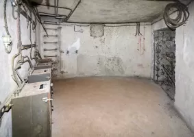 Ligne Maginot - ROCHE LA CROIX (RLC) - (Ouvrage d'artillerie) - Bloc 6
Salle du projecteur d'essai. Ouverture remurée à droite, armoires électriques à gauche, accès étage supérieur en face