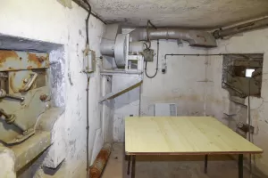 Ligne Maginot - ROCHE LA CROIX (RLC) - (Ouvrage d'artillerie) - Bloc 1
Intérieur de la caponnière de bloc. Créneau d'entrée à droite, créneau de flanquement vers la batterie à gauche