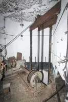 Ligne Maginot - Treuil Crozet-Fourneyron - Ouvrage de Molvange
Le treuil de manoeuvre auxiliaire du plan incliné de l'entrée munitions et la potence du contrepoids du treuil principal