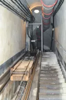 Ligne Maginot - Ouvrage de Saint-Roch - Monte-wagonnets équipant le plan incliné du bloc 4 de l'ouvrage
Les poulies de renvoi de la station haute et le contrepoids sur sa voie de roulement spécifique