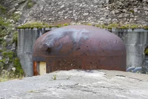 Ligne Maginot - ROCHE LA CROIX (RLC) - (Ouvrage d'artillerie) - Bloc 4
Cloche GFM avec le Bloc 2 à l'arrière-plan.
Noter le marquage 'C2-8'