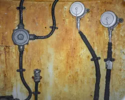 Ligne Maginot - ROCHE LA CROIX (RLC) - (Ouvrage d'artillerie) - Bloc 4
Intérieur de la cloche VDP, noter les deux prises téléphoniques et la prise basse tension pour l'alimentation du périscope