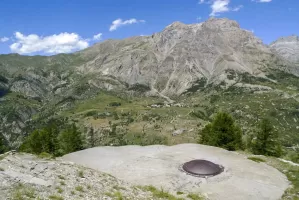 Ligne Maginot - ROCHE LA CROIX (RLC) - (Ouvrage d'artillerie) - Bloc 5
La tourelle de 75 et et la vallée en contrebas
