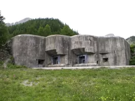 Ligne Maginot - ROCHE LA CROIX (RLC) - (Ouvrage d'artillerie) - Bloc 5
Les deux créneaux pour mortiers de 75 mm mle 31 couvrant le plateau de Mallemort.