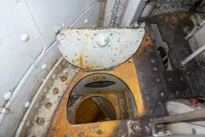 Ligne Maginot - ROCHE LA CROIX (RLC) - (Ouvrage d'artillerie) - Bloc 5
Tourelle 75/33
Trappe d'accès vue depuis la chambre de tir