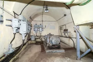 Ligne Maginot - ROCHE LA CROIX (RLC) - (Ouvrage d'artillerie) - Bloc 5
La sous station du bloc avec le convertisseur 220V alternatif - 110 V continus pour la tourelle
À droite, un réchaud pour la régénération des cartouches et sachets de Silicagel