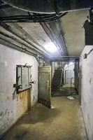 Ligne Maginot - ROCHE LA CROIX (RLC) - (Ouvrage d'artillerie) - Bloc 5
Étage inférieur: à gauche le récepteur de douilles de 75, et en au fond l'escalier vers les étages supérieurs ainsi que l'issue de secours et la trappe vers bloc 6