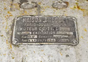 Ligne Maginot - ROCHE LA CROIX (RLC) - (Ouvrage d'artillerie) - Bloc 5
Tourelle 75/33
Étage inférieur
Plaque de constructeur du moteur du balancier de contre-poids