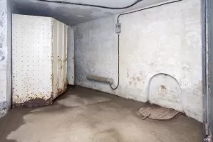Ligne Maginot - ROCHE LA CROIX (RLC) - (Ouvrage d'artillerie) - Bloc 5
Tourelle 75/33
Étage supérieur
Magasin avec trappe vers l’étage inférieur