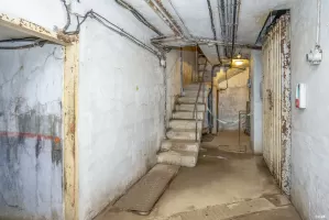 Ligne Maginot - ROCHE LA CROIX (RLC) - (Ouvrage d'artillerie) - Bloc 5
Étage inférieur
L'escalier d'accès au bloc avec l’échelle de l'issue de secours
La trappe au milieu donne accès à la galerie vers bloc 6
Mortiers de 75 Mle 1931: mortier de gauche