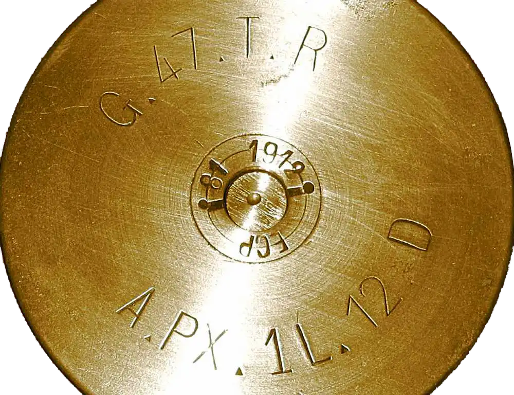 Ligne Maginot - Douille de 47mm TR Mle 1885 M - Marquage de la rare douille G.47.T.R. fabriquée par l’Atelier de construction de PuteauX Lot 1 de 1912 métal fourni par la compagnie du duralumin et du Cuivre de Dives.
Tube porte-amorce Mle 1897 fabriqué par l’Ecole Centrale de Pyrotechnie de Bourges Lot 81 de 1912.
