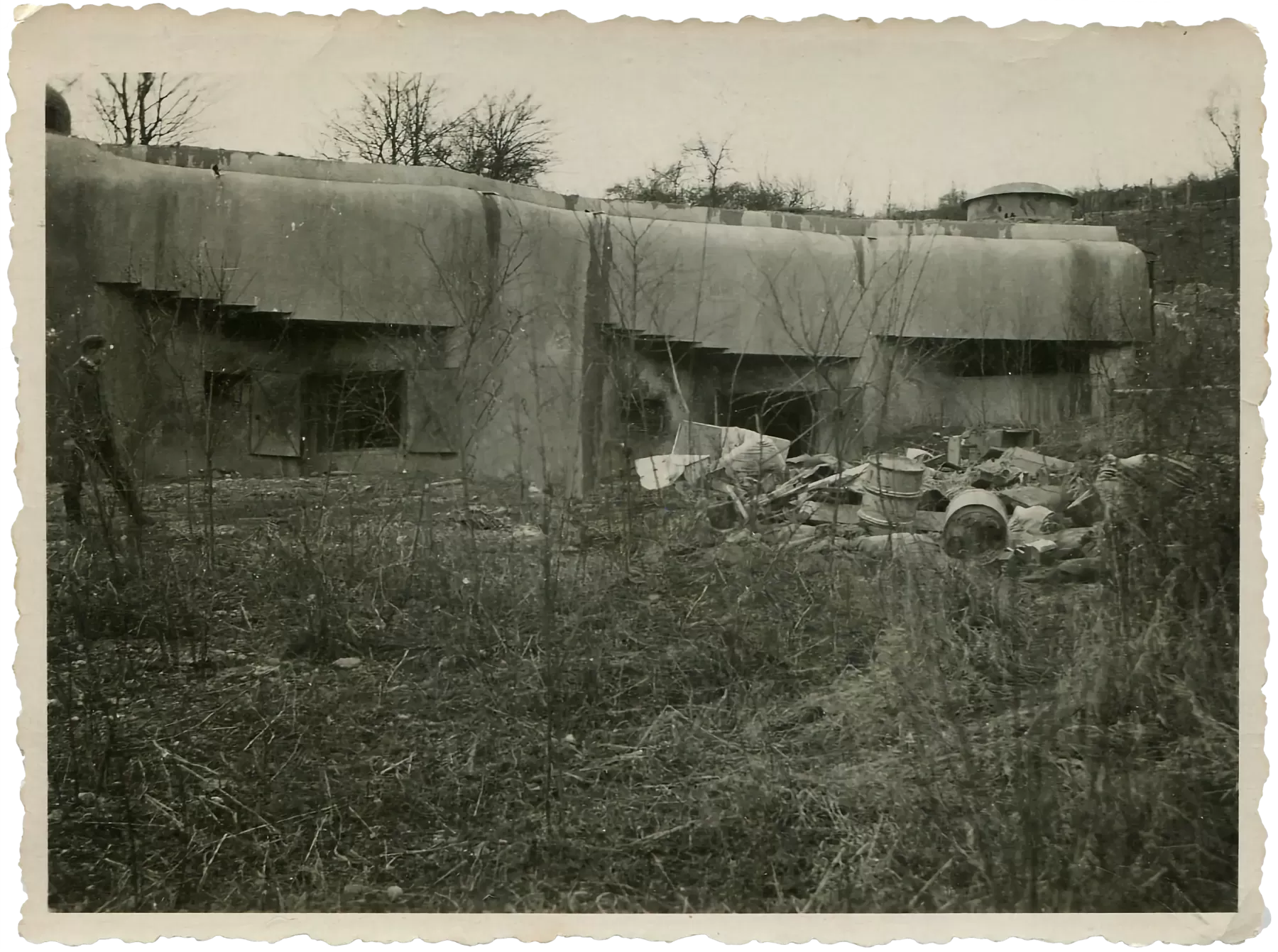 Ligne Maginot - ACA2 - STOCKEN - (Casemate d'artillerie) - La casemate après la défaite .
Noter la fausse tourelle  sur le dessus - Inconnu