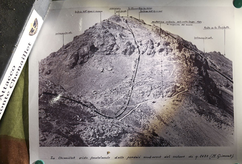 Ligne Maginot - CHENAILLET - (Ouvrage d'infanterie) - Représentation de l'attaque de 1940. Le sentier n'existait pas, interdit par les Français. Les cheminements sont en noir.
Exposition sur le Chaberton et la fortification à Clavières. Publication sur Wikimaginot autorisée par Monsieur Roberto Guasco - Alain Perouffe