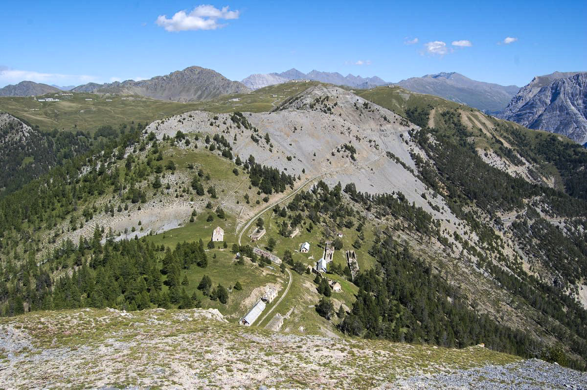 Ligne Maginot - COCHETTE - (Casernement) - À l'arrière-plan le Gondran A, B, C, D et l’Ombilic - Michal Prasil