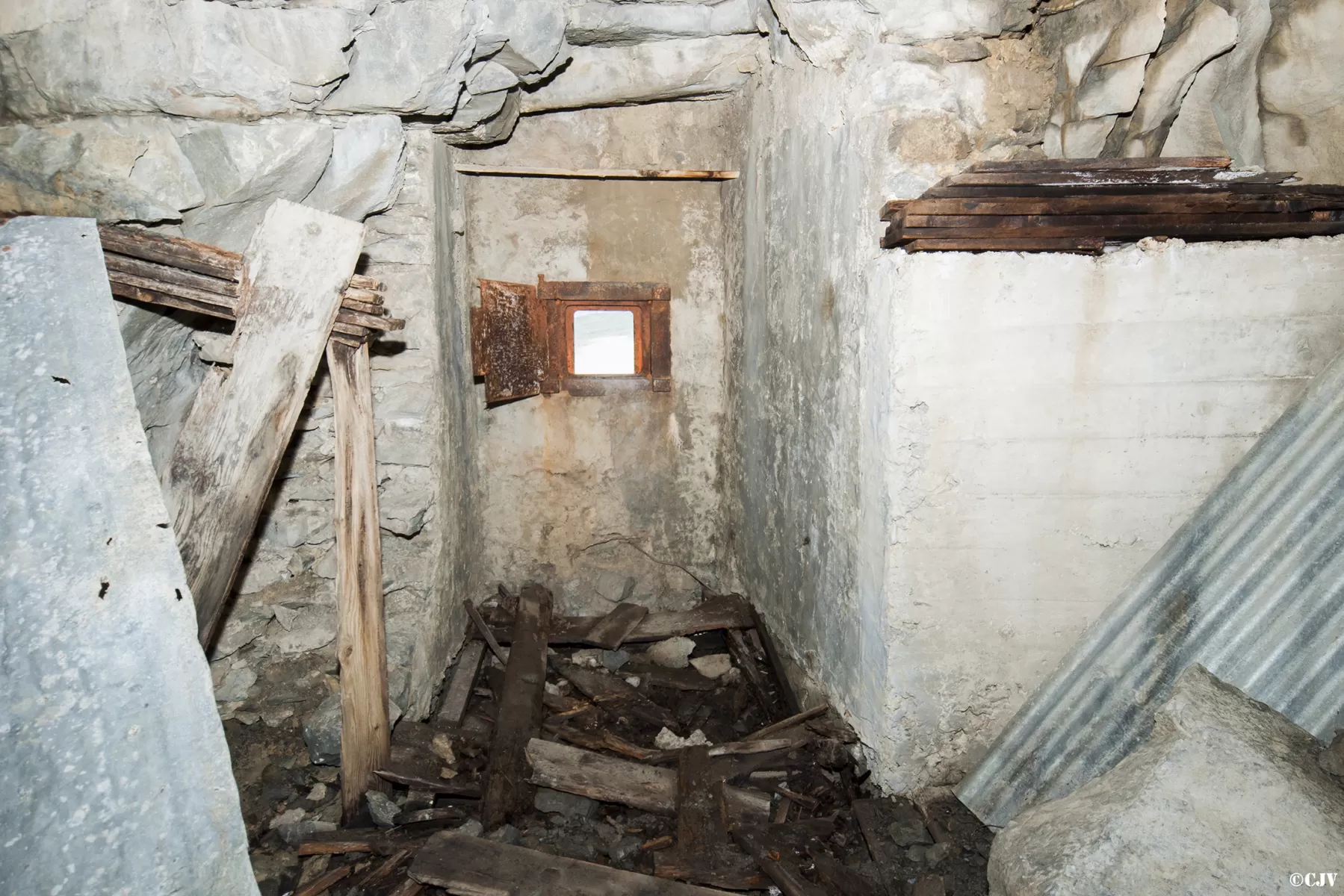 Ligne Maginot - COL DE BUFFERE - (Ouvrage d'infanterie) - La chambre de tir du bloc 2 - Lia VERMEULEN