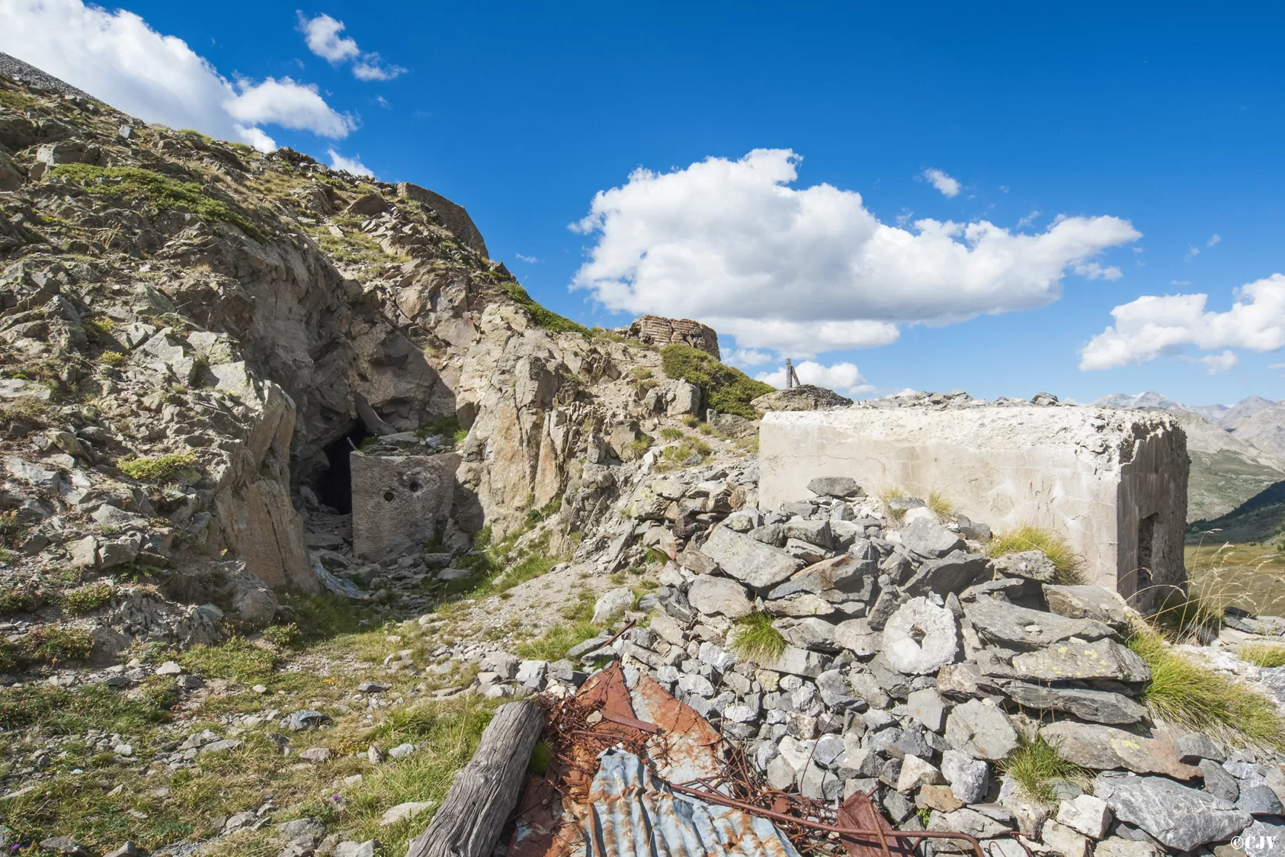 Ligne Maginot - COL DE BUFFERE - (Ouvrage d'infanterie) - A droite le bloc MOM, a gauche le sortie de secours - Lia VERMEULEN