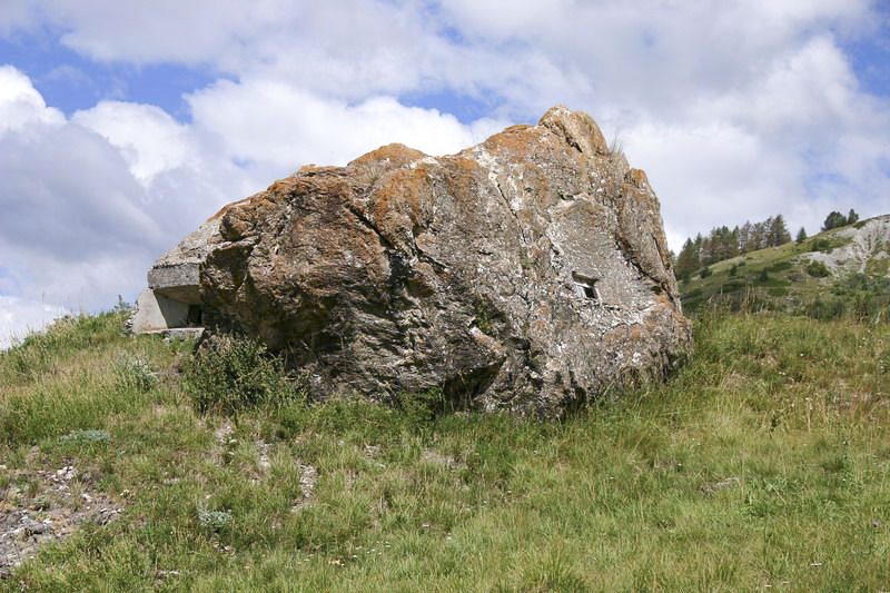 Ligne Maginot - COLOMBIER - ROCHER LE TRUC - (Blockhaus pour arme infanterie) - Vue de l'avant, noter le second créneau directement dans le rocher - Georges HUYGEN