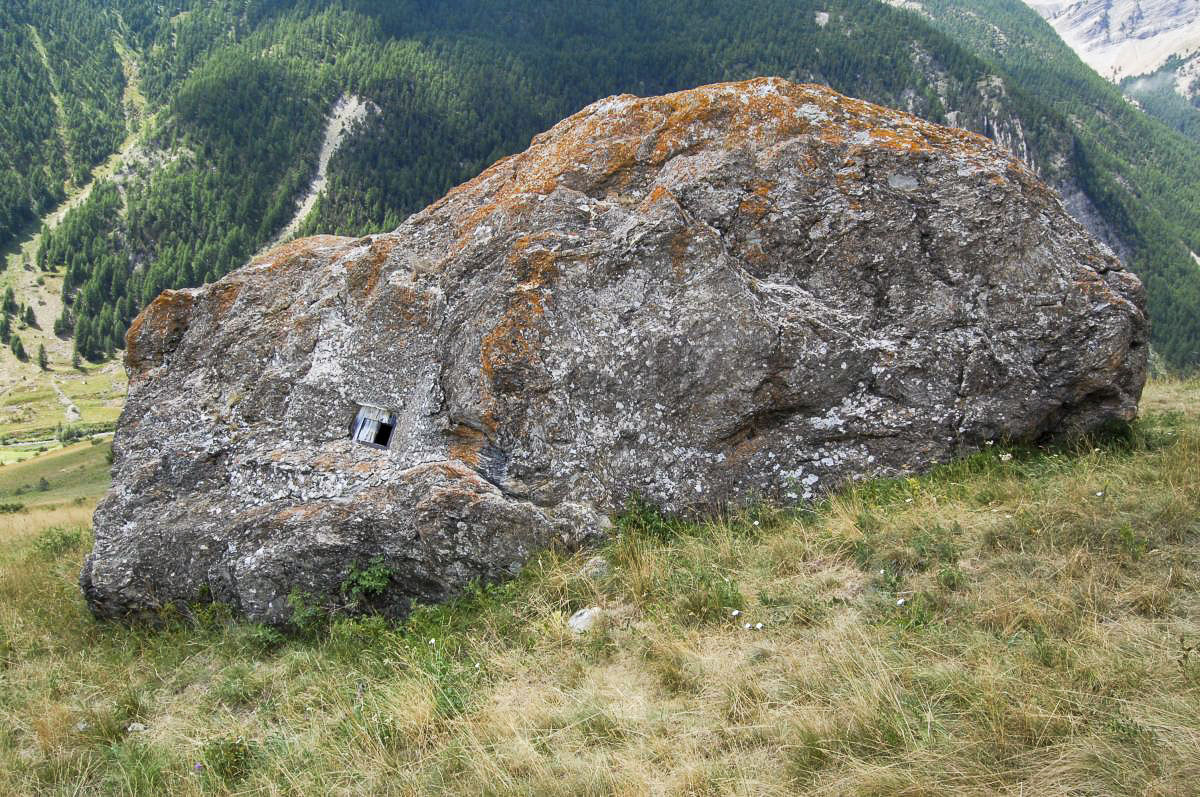 Ligne Maginot - COLOMBIER - ROCHER LE TRUC - (Blockhaus pour arme infanterie) - Créneau nord - Michal Prasil