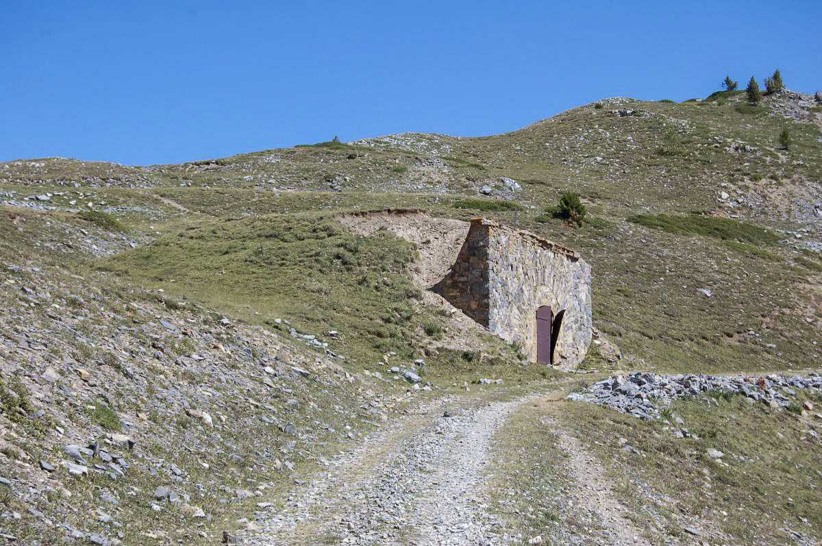 Ligne Maginot - GRANDE MAYE EST - (Position d'artillerie préparée) - Abri à munitions, la batterie est visible à gauche au-dessus - Michal Prasil