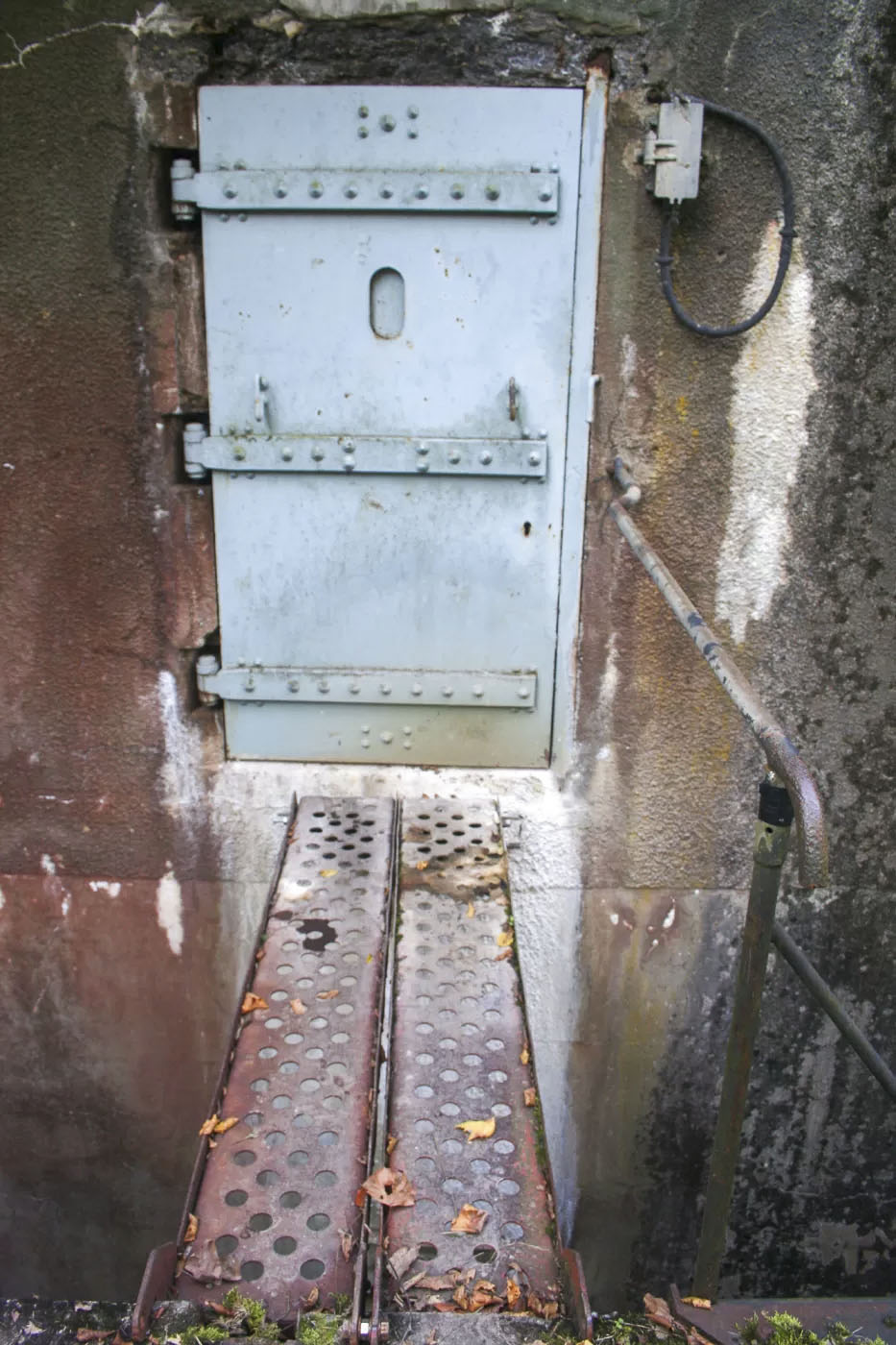 Ligne Maginot - BOIS DE CATTENOM - X14 - (Abri) - Entrée gauche, passerelle en place. 
Noter le boitier de raccordement pour les lignes téléphoniques de campagne des troupes à proximité. - Michel Teiten