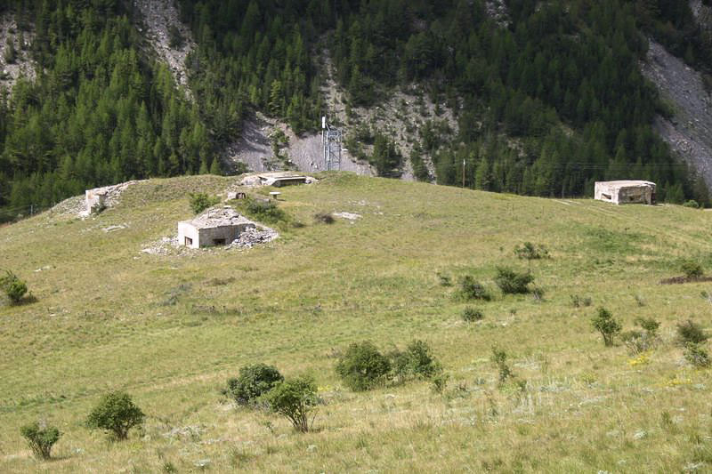 Ligne Maginot - LARCHE (L) - (Ouvrage d'infanterie) - Vue d'ensemble prise de l'autre coté - Georges HUYGEN