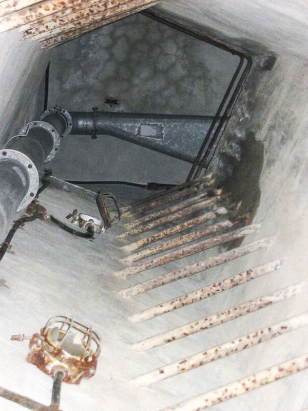 Ligne Maginot - LARCHE (L) - (Ouvrage d'infanterie) - Bloc 3
Le puits d’accès depuis les dessous de l'ouvrage - Georges HUYGEN
