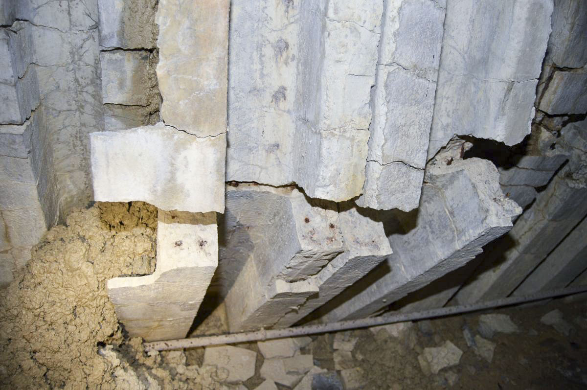 Ligne Maginot - LARCHE (L) - (Ouvrage d'infanterie) - Éboulement du couloir principal chez le magasin aux vivres - le cadre préfabriqué - Michal Prasil
