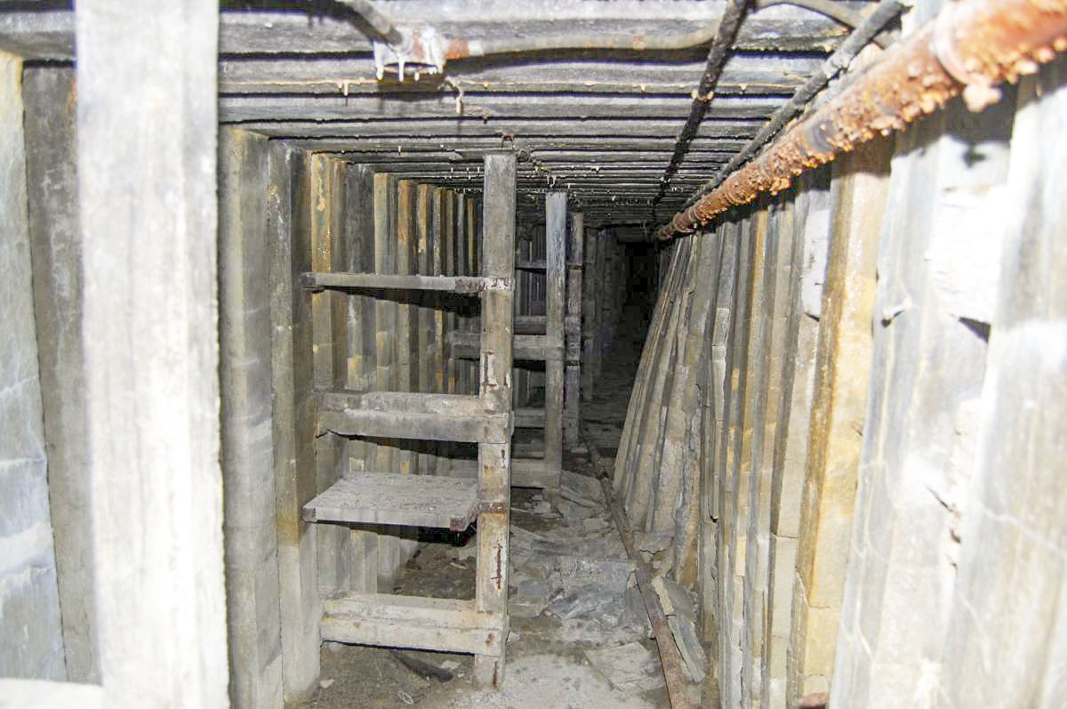 Ligne Maginot - LARCHE (L) - (Ouvrage d'infanterie) - Éboulement du couloir principal en dortoir; 2010 - Michal Prasil