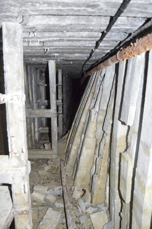 Ligne Maginot - LARCHE (L) - (Ouvrage d'infanterie) - Éboulement du couloir principal en dortoir; 2016 - Michal Prasil