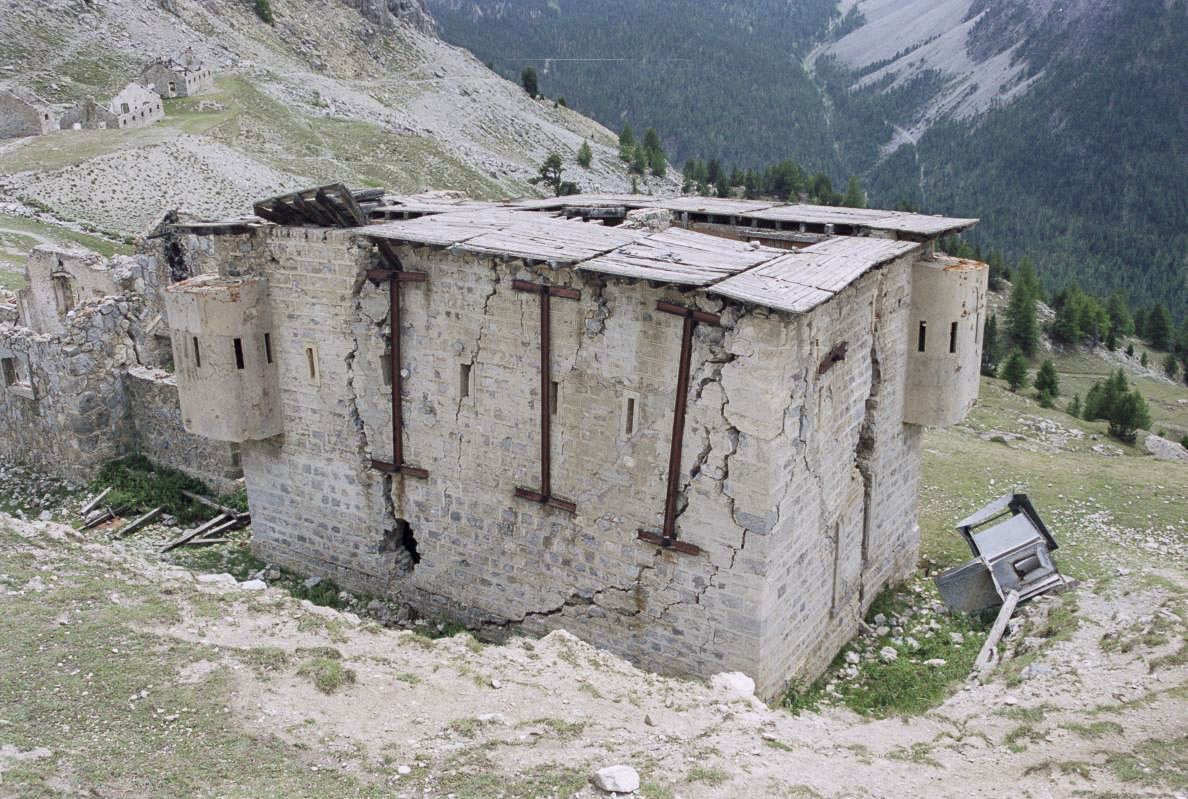 Ligne Maginot - LES ACLES - (Blockhaus pour arme infanterie) - À droite un édicule Goux - Michal Prasil
