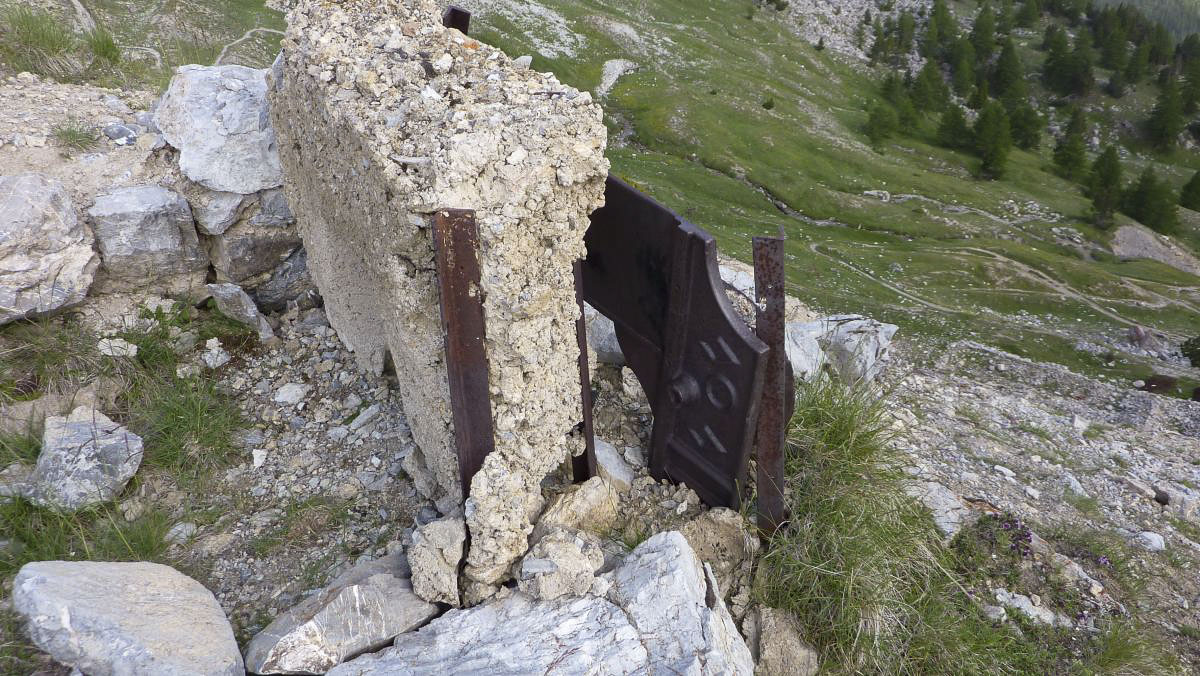 Ligne Maginot - PITON JAUNE - (Observatoire d'infanterie) - Un simili-créneau juste en contrebas de l'observatoire - ELLENA-CUNY