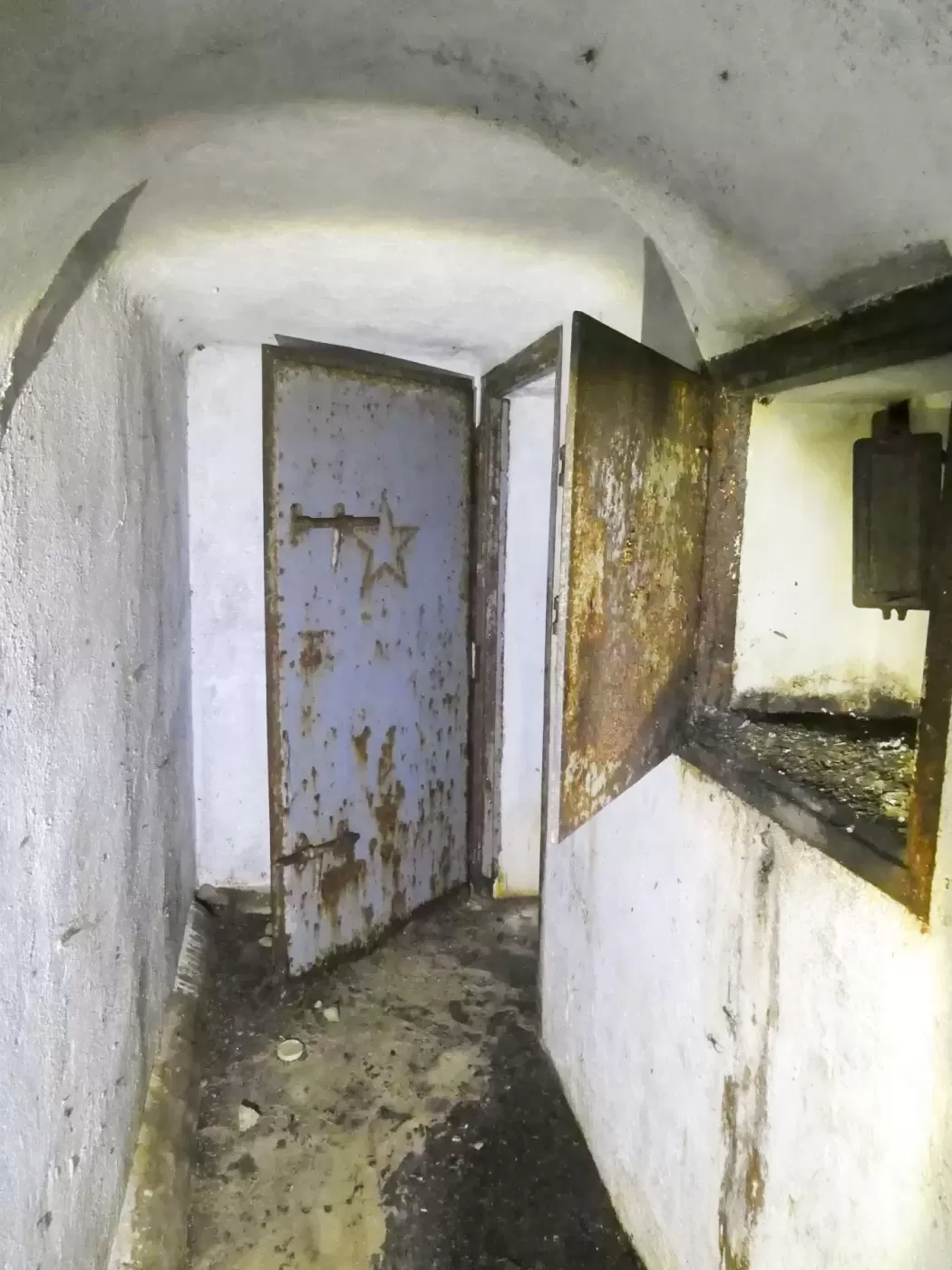 Ligne Maginot - COL DE SEGRA - (Chambre de coupure) - La porte du local au fond - ELLENA Daniel - CUNY Philippe
