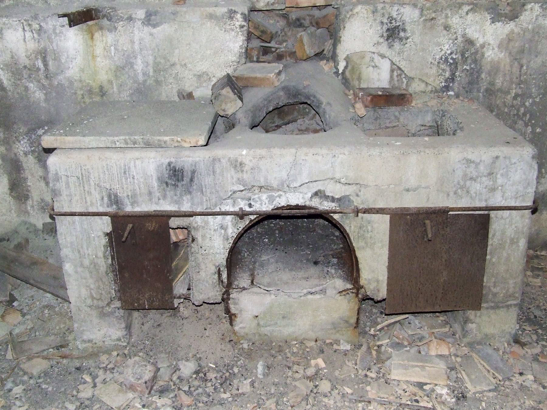 Ligne Maginot - LES AITTES - (Casernement) - Les vestiges d'un fourneau de cuisine - STENGER Mathieu