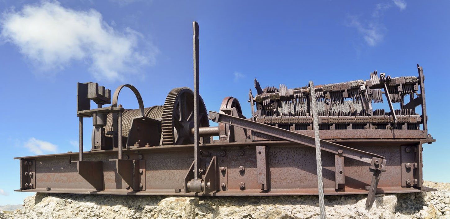 Ligne Maginot - RESTEFOND - (Divers) - La place du moteur électrique et le noyau de solénoïde du frein électromagnétique à gauche, le levier du frein à main au centre, le rhéostat à droite - Michal Prasil