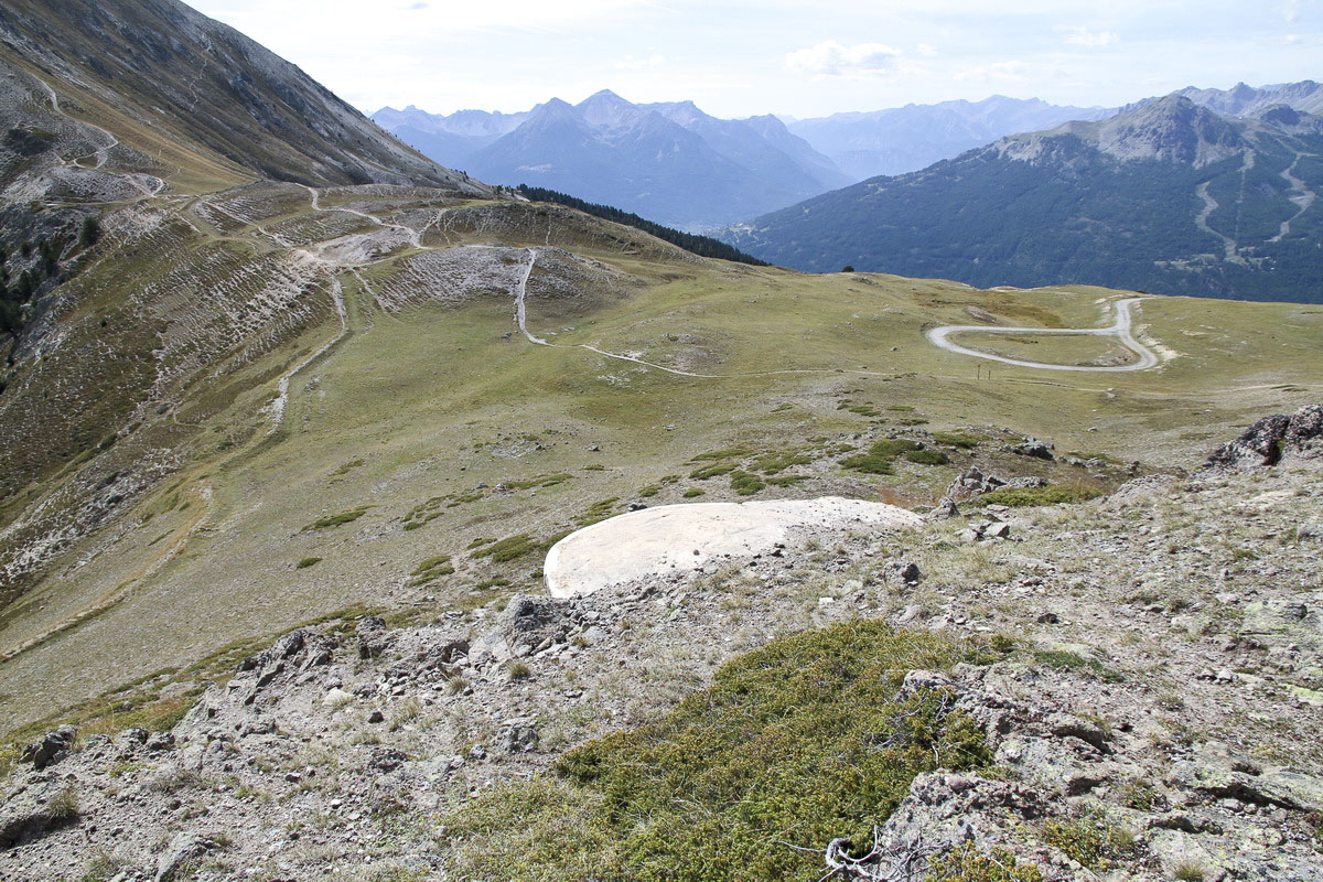 Ligne Maginot - COL DE BARTEAUX 1 - (Blockhaus pour arme infanterie) - A l'arrière plan la piste du col et sa boucle  - Alain Perouffe
