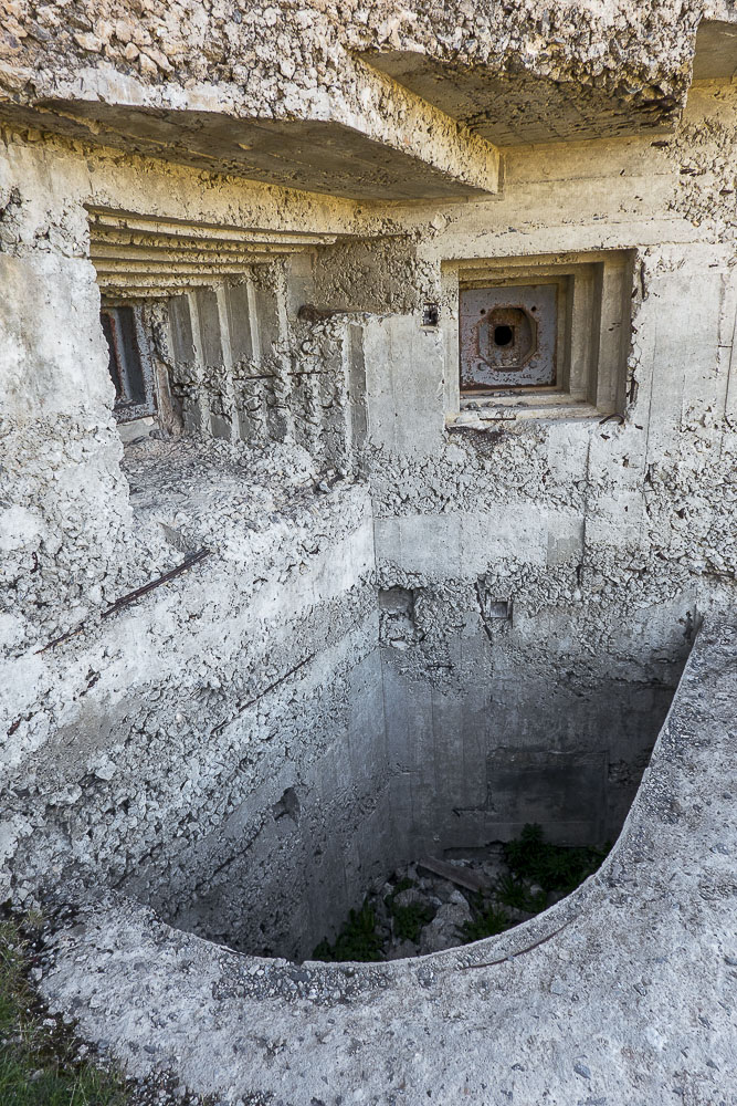 Ligne Maginot - COL DE GRANON - (Ouvrage d'infanterie) - Bloc 3
Créneaux et fossé diamant - Michel Teiten