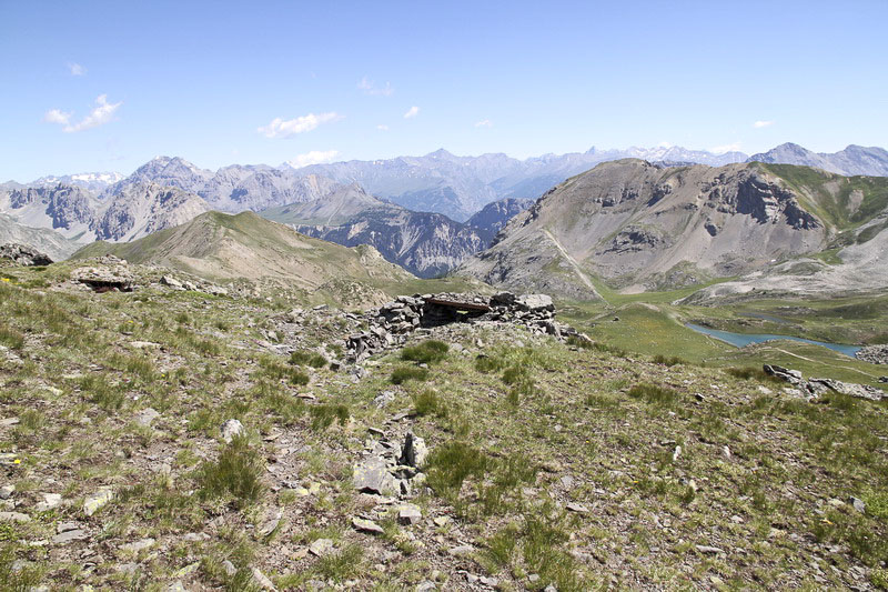 Ligne Maginot - COL DE L'OULE 3 - (Cuve pour arme d'infanterie) - A gauche la pilule.
Au centre le bloc en pierres - Alain Perouffe
