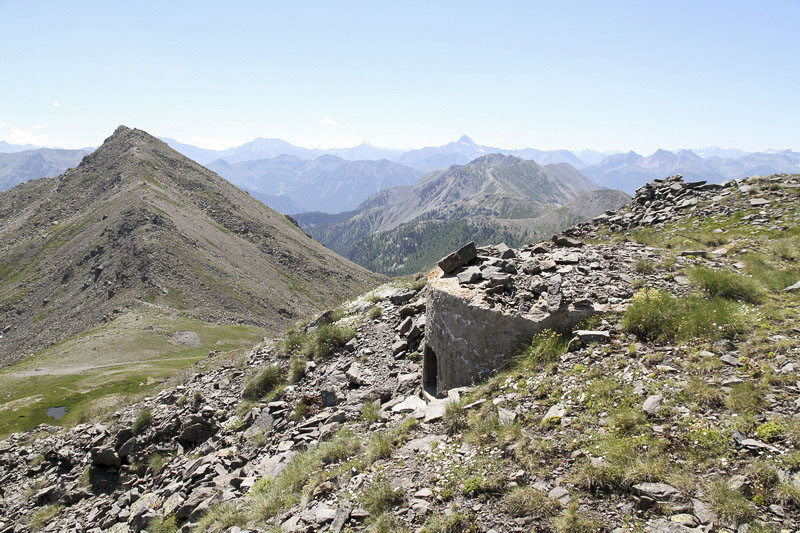 Ligne Maginot - COL DE L'OULE 2 - (Blockhaus pour arme infanterie) - A droite la position en pierres  - Alain Perouffe