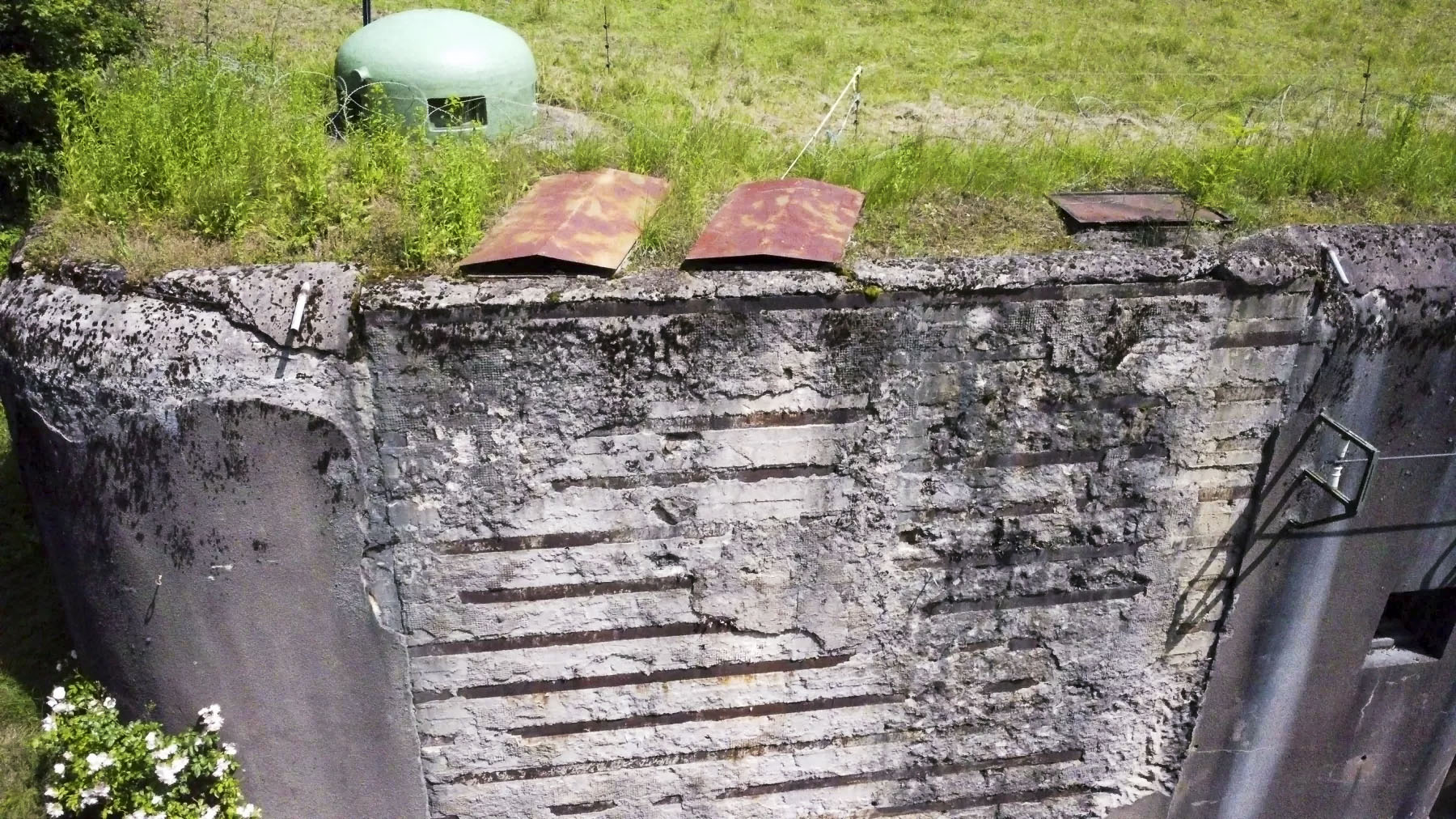 Ligne Maginot - FOUR A CHAUX - FAC - (Ouvrage d'artillerie) - Entrée munitions
Cloche GFM et sortie des fumées de l'usine - J.Luc