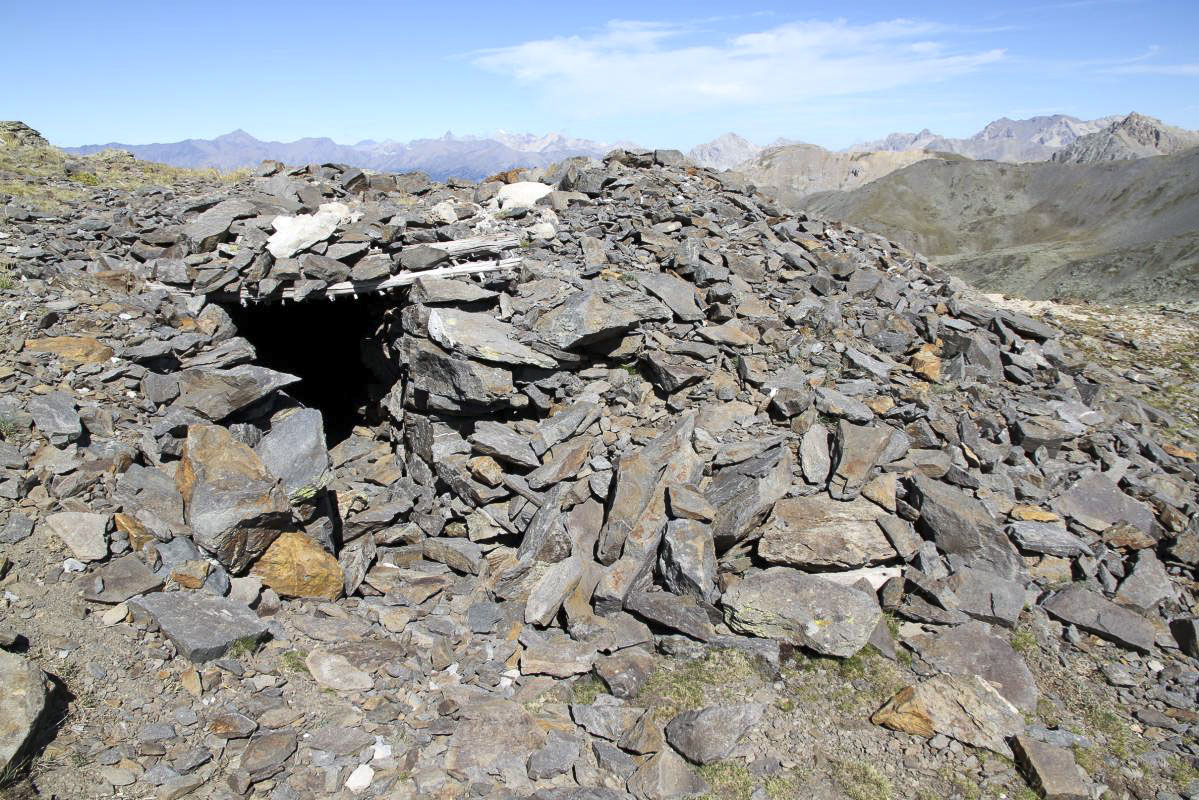 Ligne Maginot - CRETE DE CRISTOL 3 - (Blockhaus pour arme infanterie) - Pilule avec couloir d'accès, datée dans le couloir 3/10/1939, magnifiquement intégrée et camouflée - Alain Perouffe