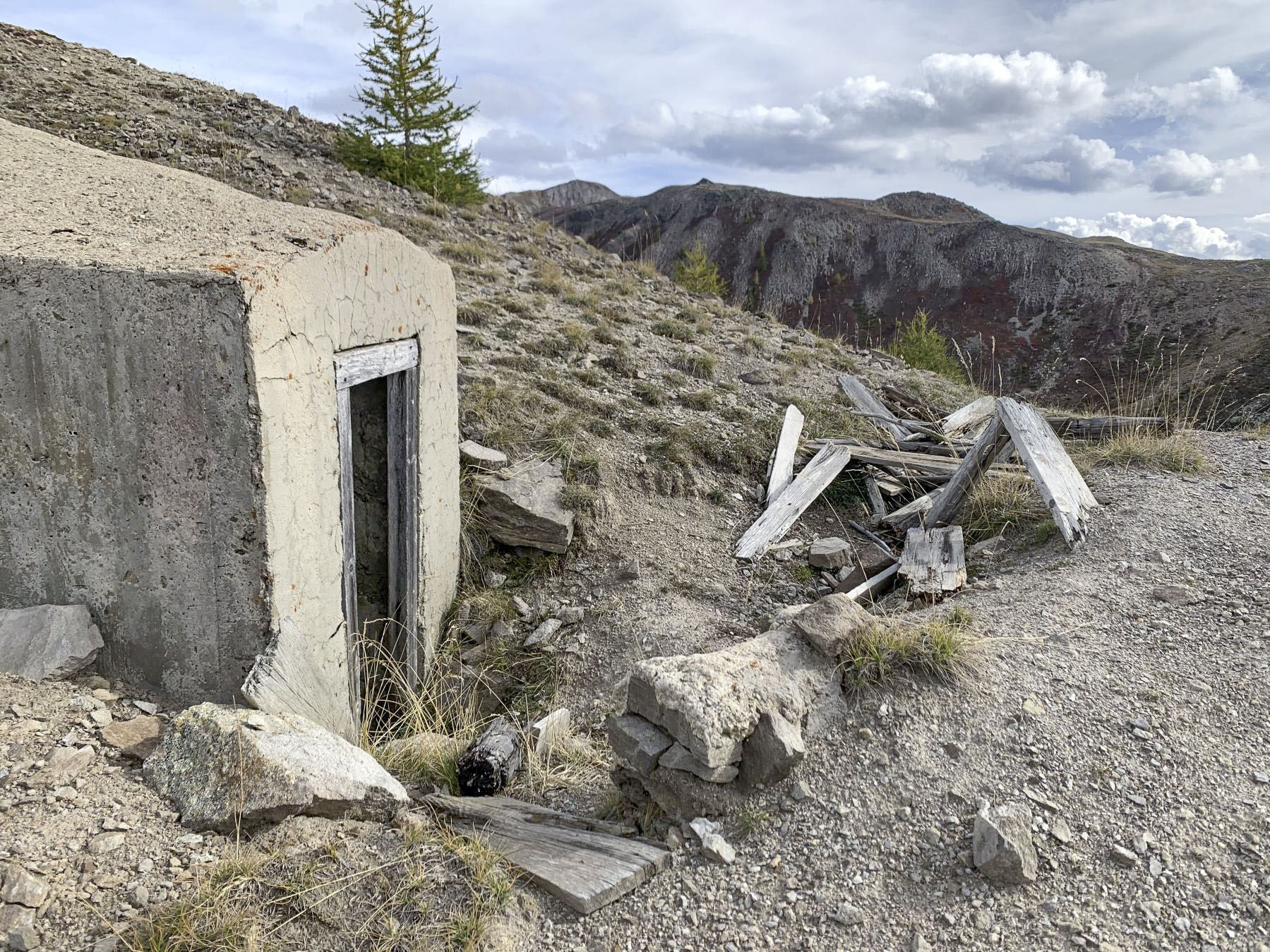 Ligne Maginot - CRETE DU GRAND MEYRET 2 - (Blockhaus pour arme infanterie) - Entrée, très vraisemblablement avec une tranchée couverte de bois - Mokry laurent