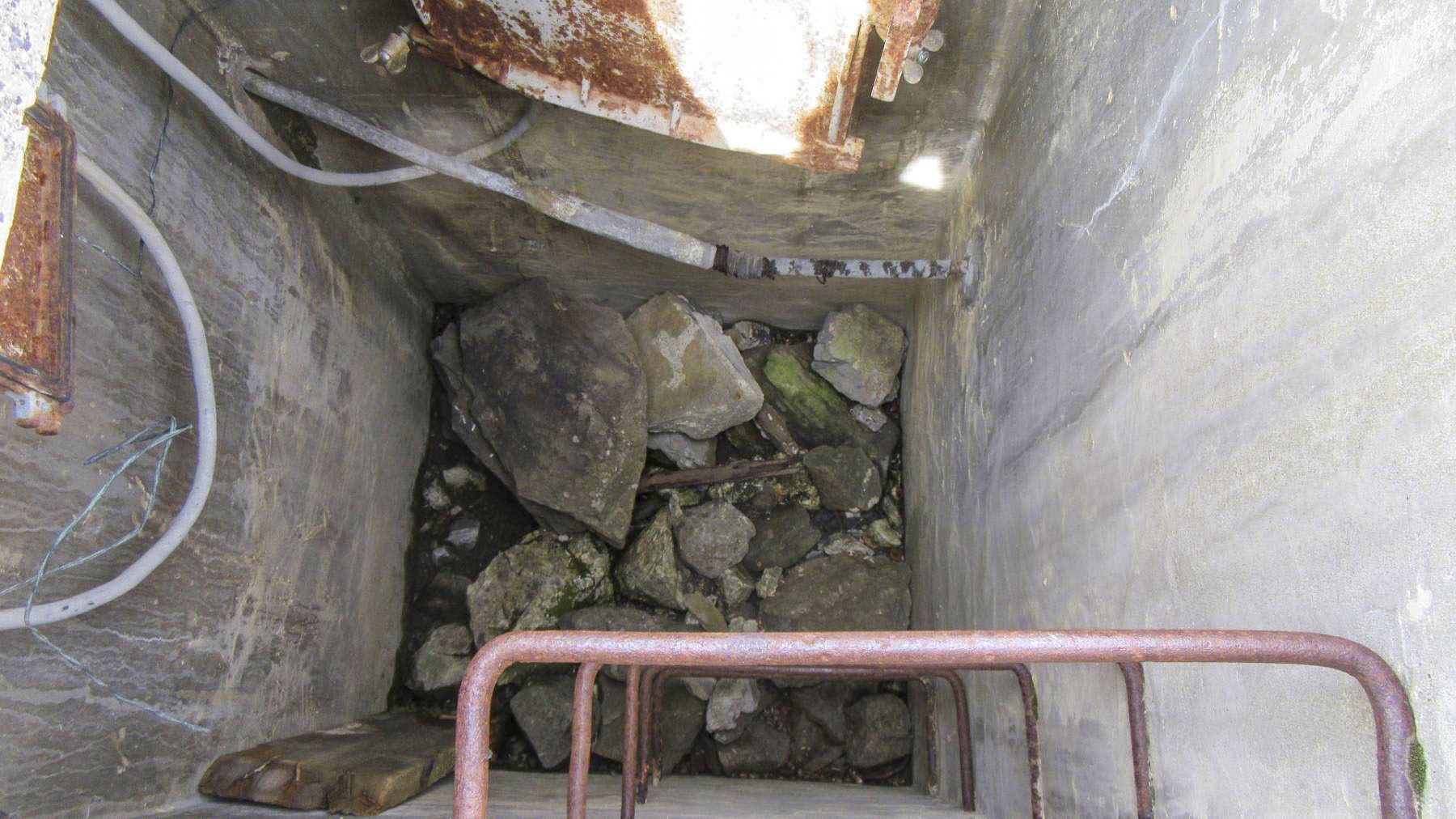 Ligne Maginot - SAINT JOSEPH NORD - (Chambre de coupure) - Vue plongeante dans l'ouvrage d'une profondeur de 2 mètres et une jonction entre deux câbles. Le puits de la CC fait 1mx1m de surface intérieure. - Jean BERTHIER