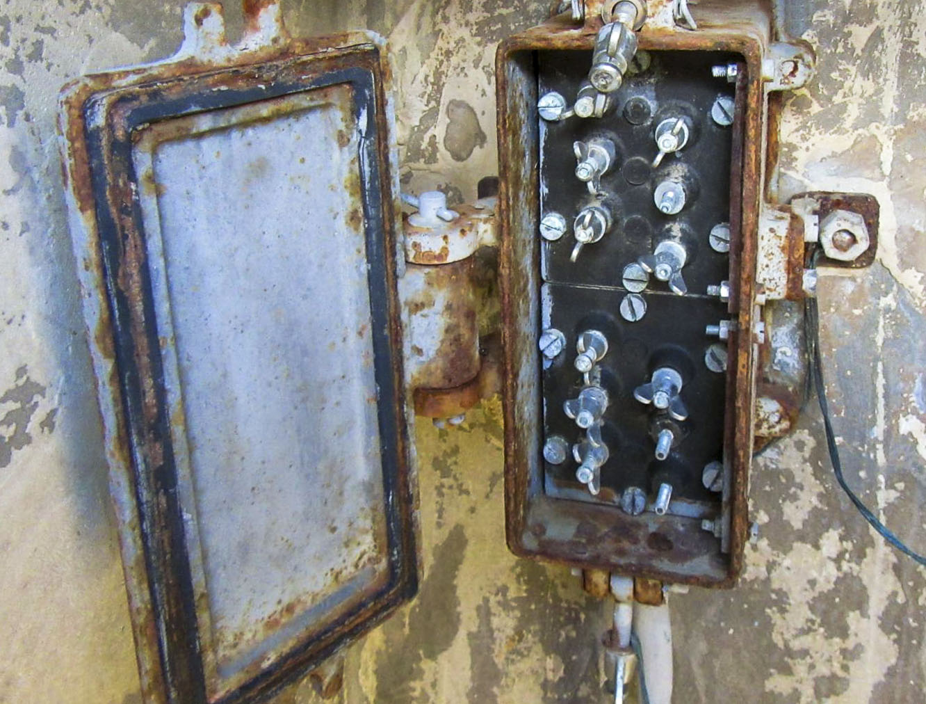 Ligne Maginot - SAINT JOSEPH NORD - (Chambre de coupure) - Le second boîtier pour les prises de circuit (raccordement des lignes de campagne) - Jean BERTHIER